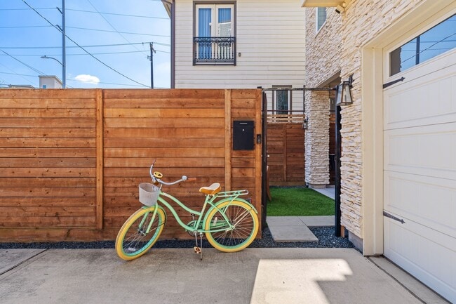 Photo - 807 Nicholson St