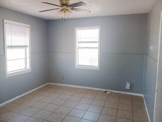 903 Ave G