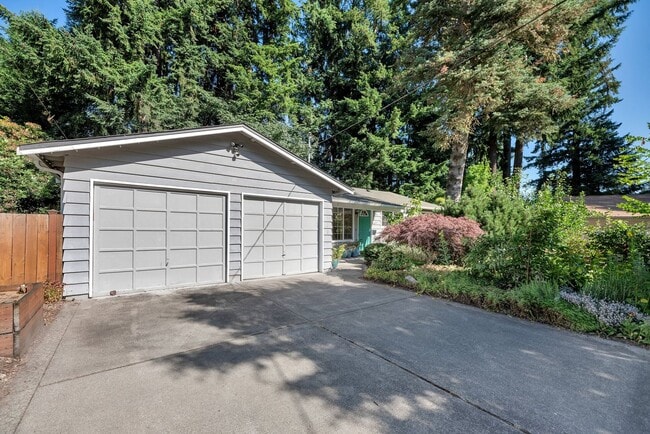 Great Redmond House Available NOW! - Great Redmond House Available NOW!