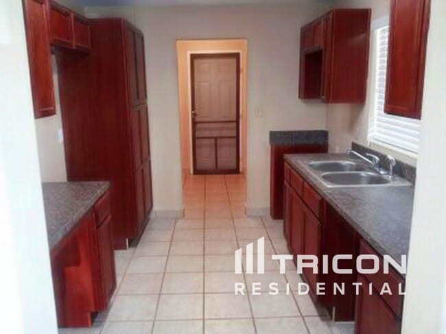 Photo - 1122 Ibsen Ave