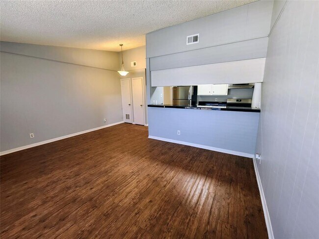 Photo - 608 W 51st St