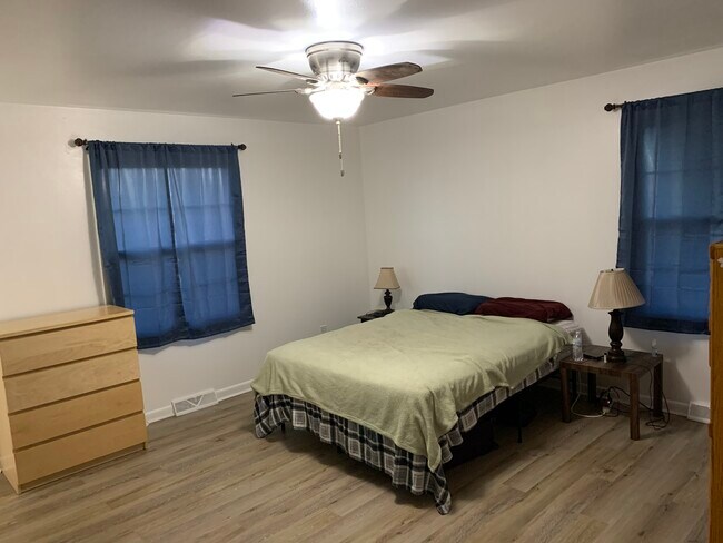Spacious master bedroom - 2046 22nd Ave