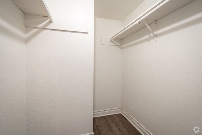 1BR, 1BA - 575SF - Closet
