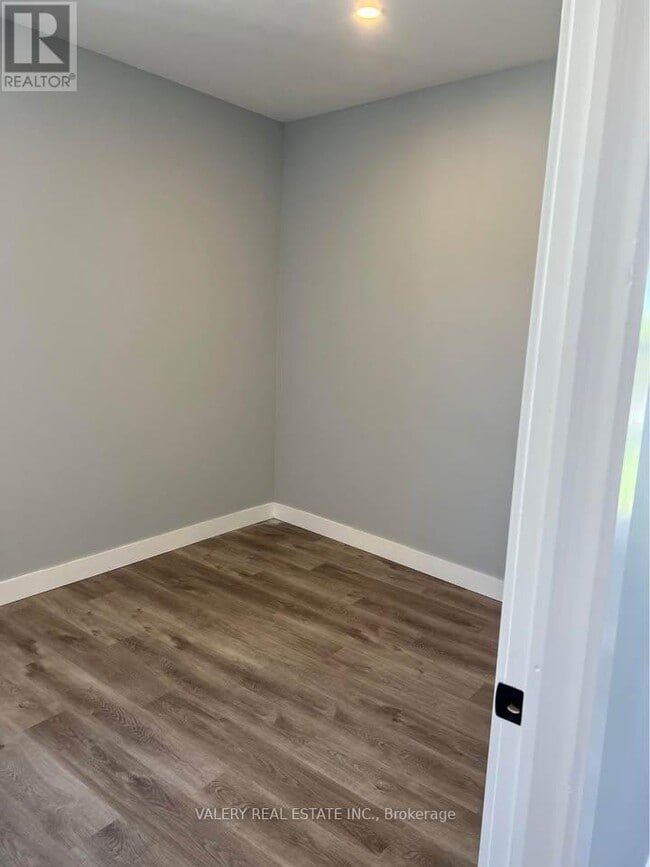 Photo - 20497 Leslie St