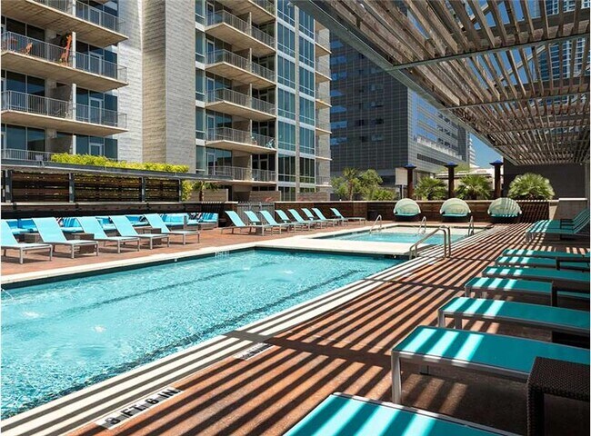 Building Photo - 420 W 3rd St Unit A6-2