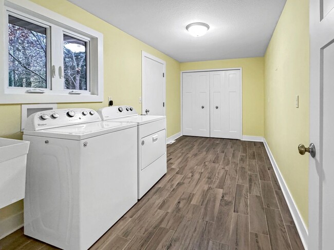 Photo - 15858 Lake Ave