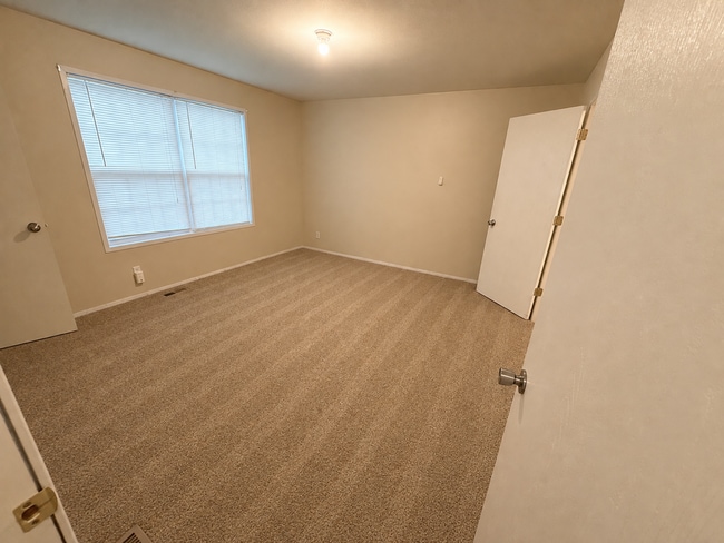 Photo - 504 Pettycoat Ln