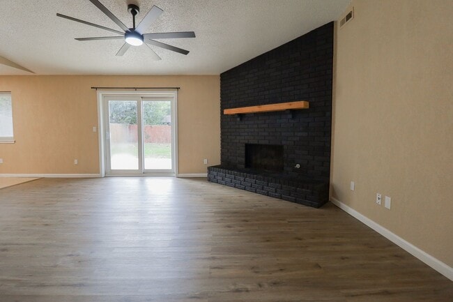 Photo - 3 bed/2bath! Fully remodeled!