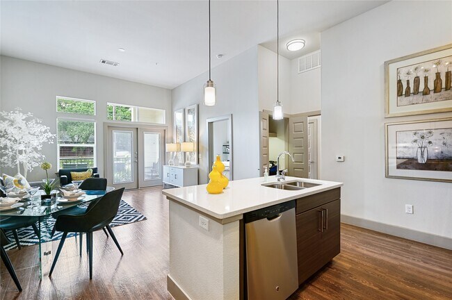 Building Photo - 2411 Fondren Rd Unit 1113 Rental