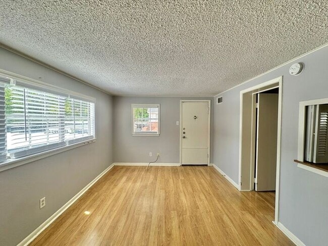 Building Photo - 1 Bed 1 Bath at Broadway Apartments! All B...