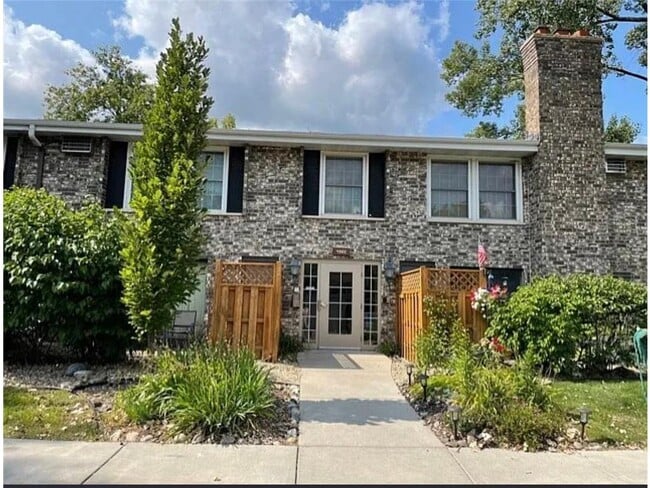 Building Photo - 4560 Cedar Lk Rd S Unit 3