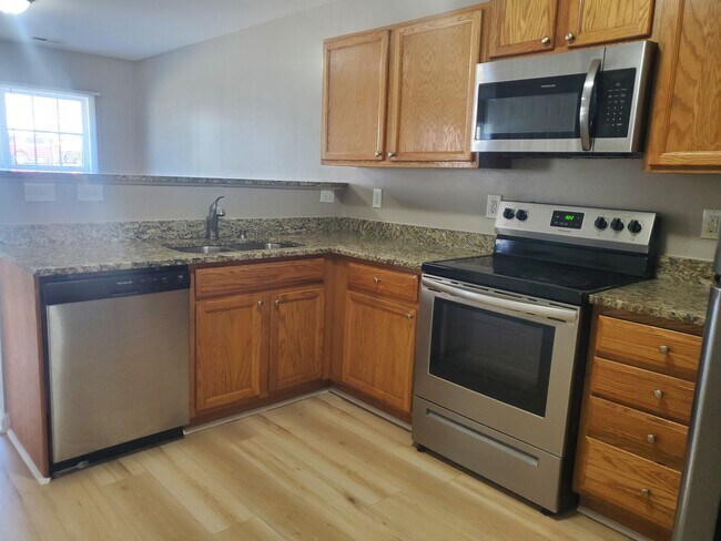 Building Photo - 1136 Drew St Unit A