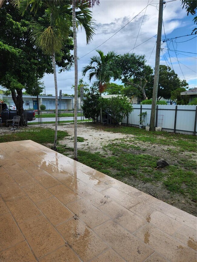 Photo - 13935 NE 16th Ct Unidad B