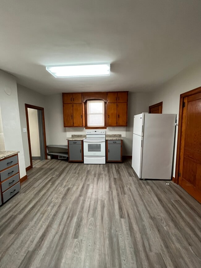 Large eat-in Kitchen - 3195 290th St