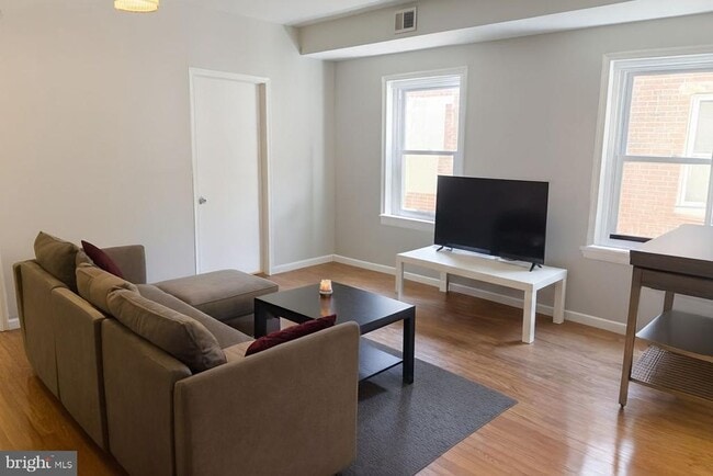 Building Photo - 2008 Chestnut St Unit 3R