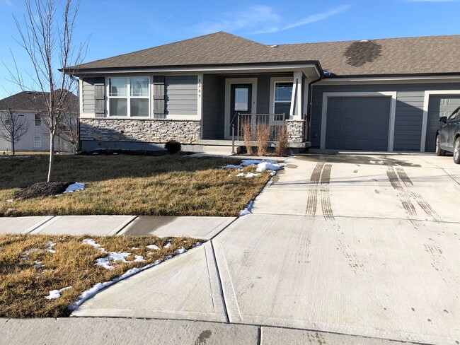 Building Photo - 2 Bed 1 Car Attached Villa with Unfinished Basement