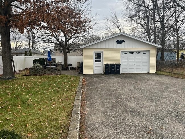 Photo - 583 McKinstry Ave