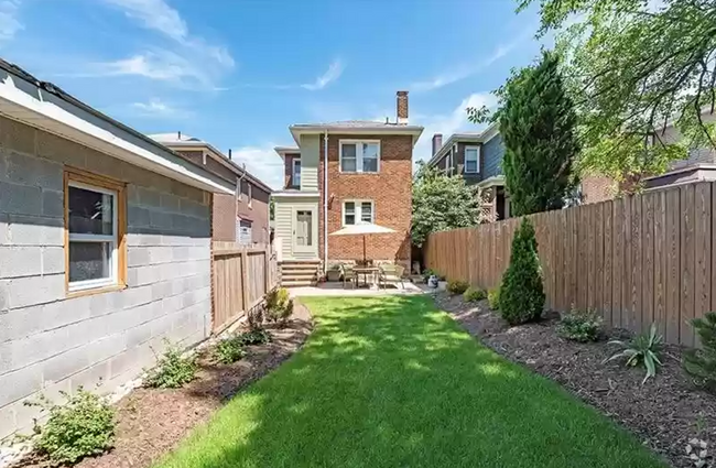 Building Photo - Must See 3 BD/ 2 BA located in Squirrel Hi... Rental