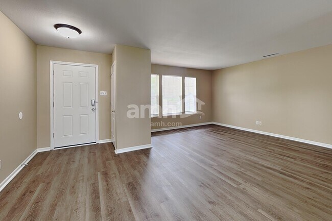 Photo - 3126 Hurst St