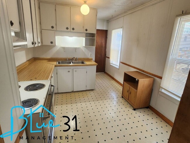 Building Photo - 207 7th Ave Unit lower