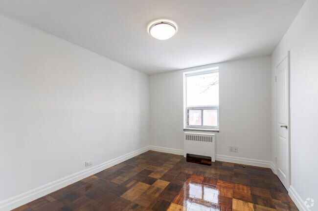 2BR, 1BA - 752SF - Bedroom