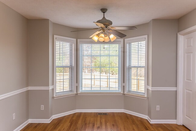 Photo - 107 Walton Trce S