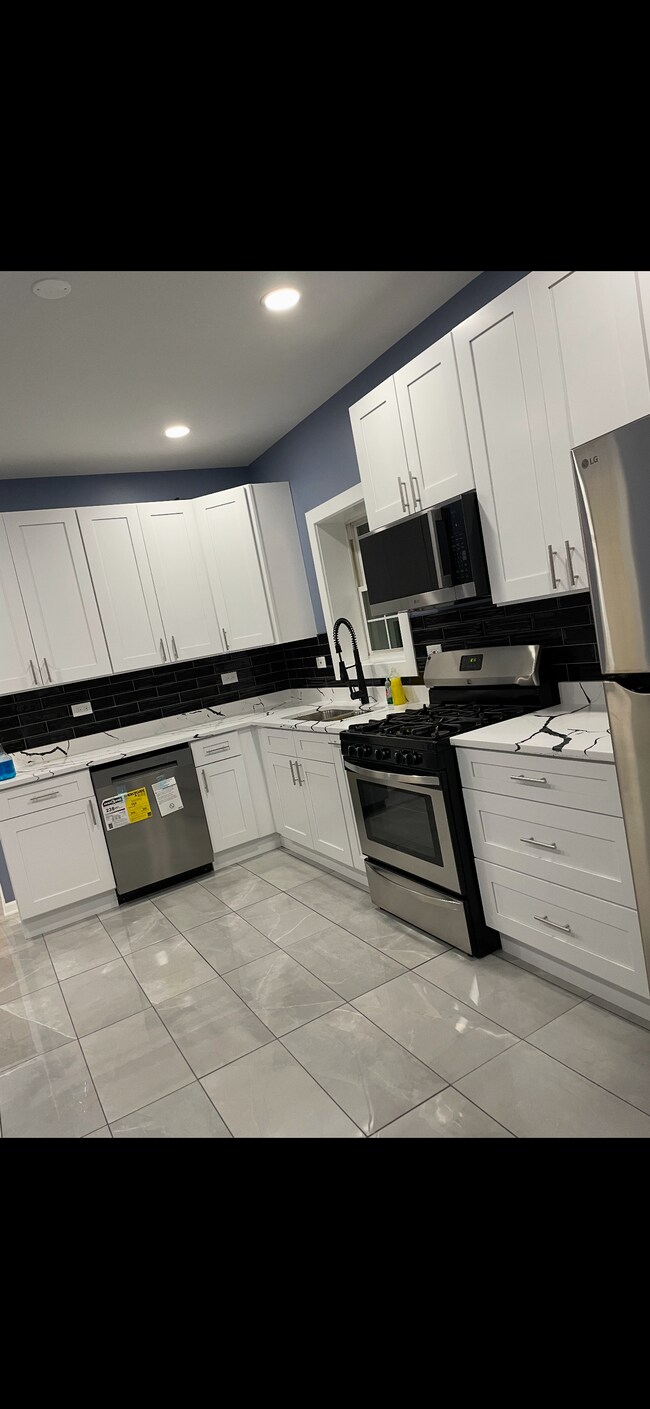 Building Photo - 2326 N Harding Ave Unit 1
