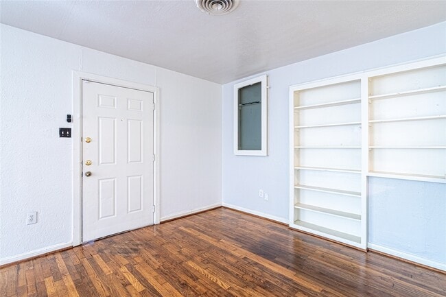 Building Photo - 1726 Du Barry Ln