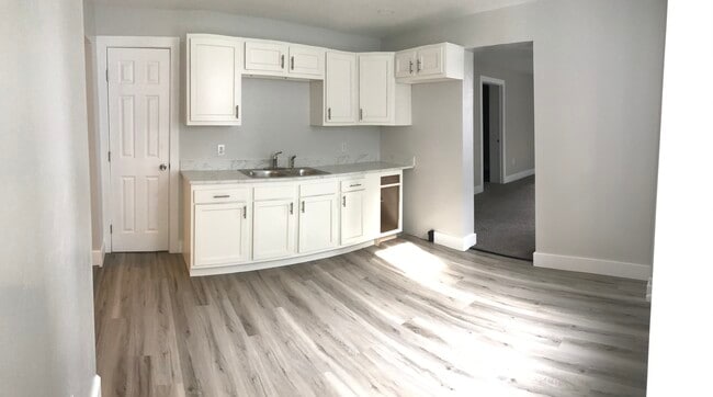 Building Photo - 119 E Main St Unit #1-lower