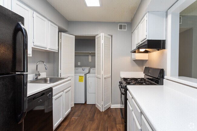2BR, 2BA - 1343SF Spruce - Kitchen