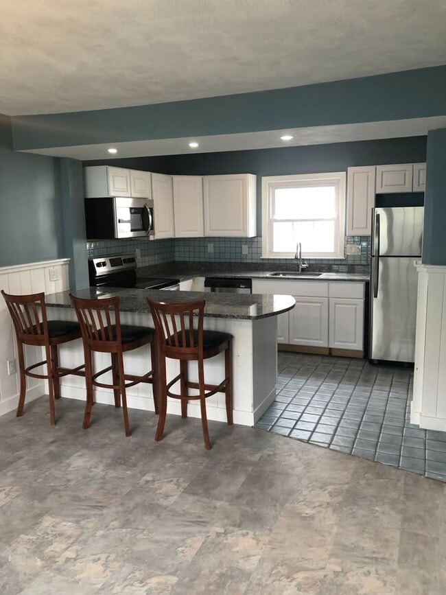 Large remodeled eat-in kitchen - 89 Congress St Unit 1