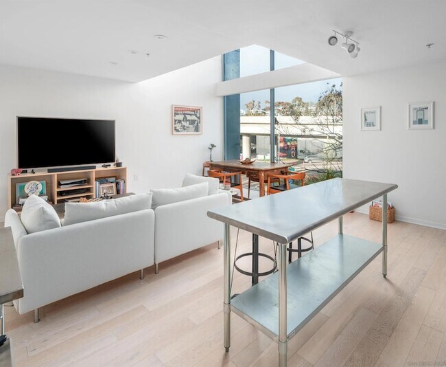 Photo - 1944 State St Unidad 8