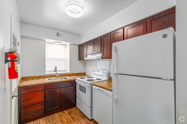 2BR, 2BA - 1000SF - Kitchen - Georgetown Manor Apartments