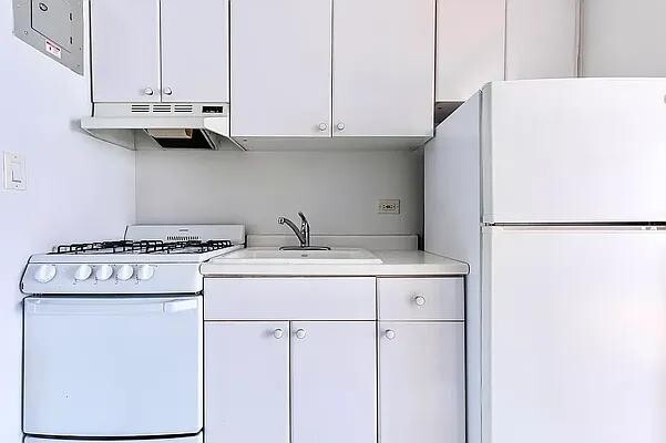 Building Photo - 108 E 38th St Rental