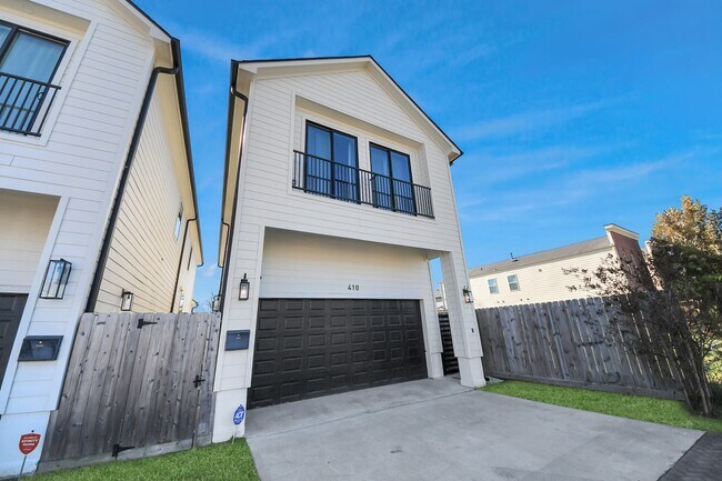 Photo - 410 E 41st St