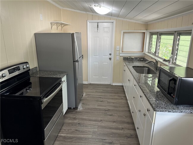 Photo - 2072 Maple Ave