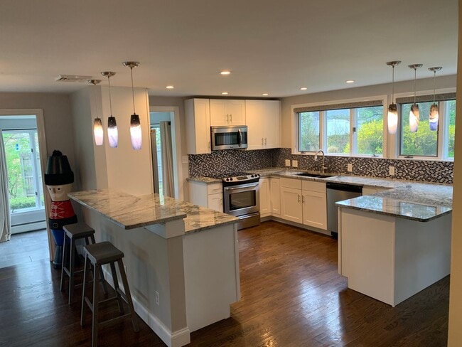 Photo - 384 Matthews St