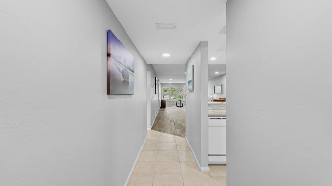 Photo - 5 miles from 5th Avenue and Downtown Naples!