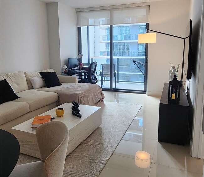 Building Photo - 45 SW 9th St Unit 2207