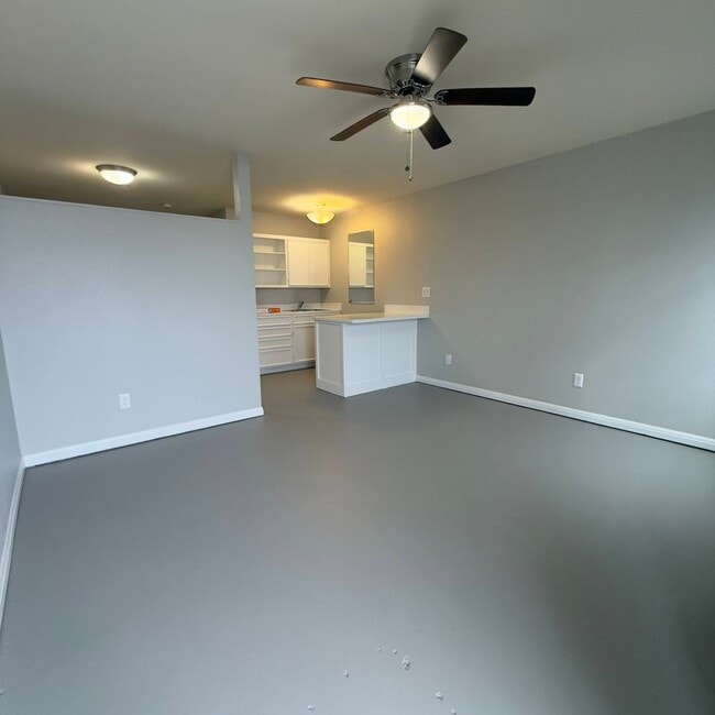Building Photo - $400 Off 1st Full Month!* All Utilities In... Unit F