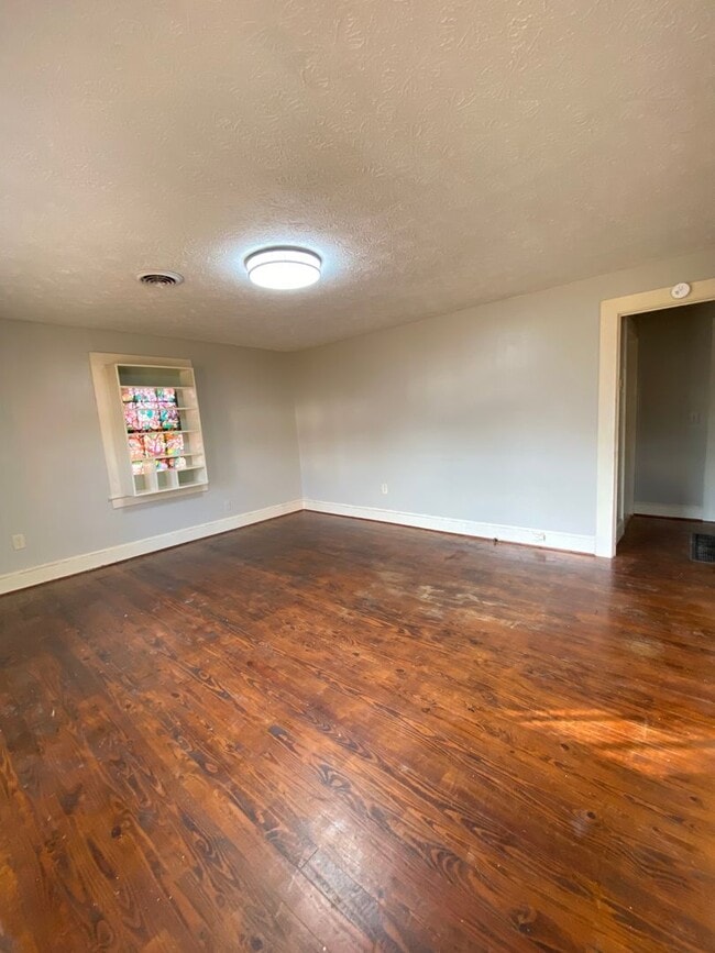 Photo - 202 Francis St W