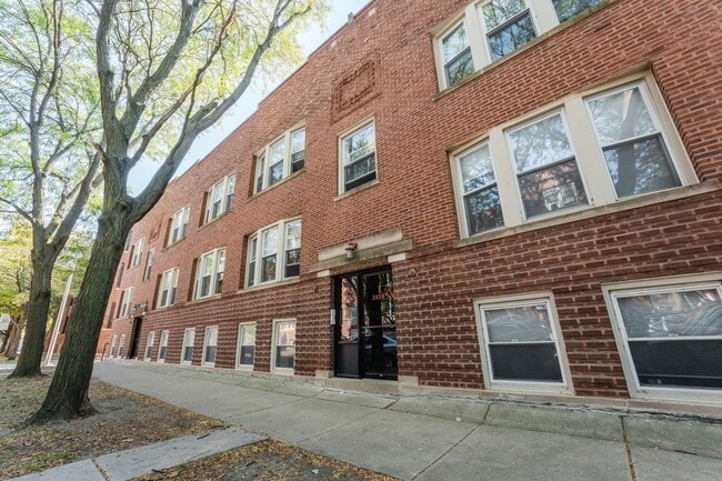 Photo - Lincoln Square / Ravenswood Garden - 2 Bed / 1 Bath - In Unit Laundry Unit 2457-1
