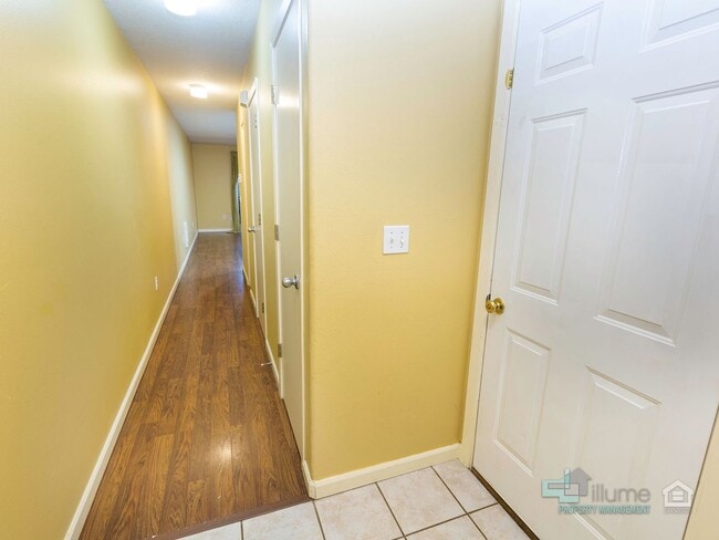 Photo - Bright & Spacious 2-Bedroom End Unit Townhome in Desirable Woodstock Neighborhood!