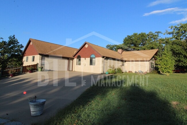 Spacious 3-Bed, 3-Bath Home Near Table Roc... - Spacious 3-Bed, 3-Bath Home Near Table Roc...