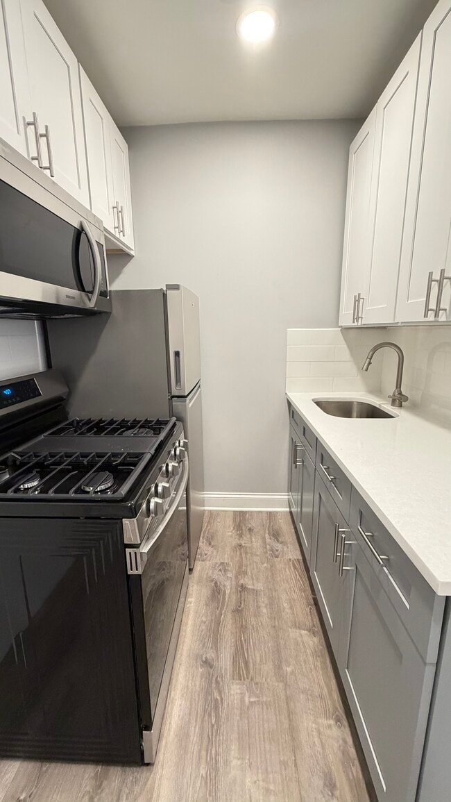 4031 Kenmore Studio - Now Available - 4031 N Kenmore Apartments