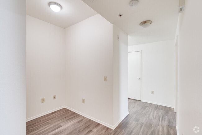 2BR, 1BA - 835SF