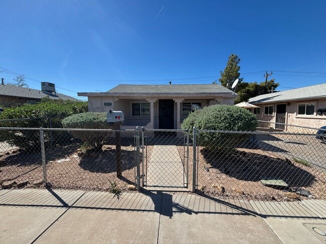Building Photo - Charming 2Bed/1Bath apartment W/ Private front yard w/ porch and oversized backyard in Henderson