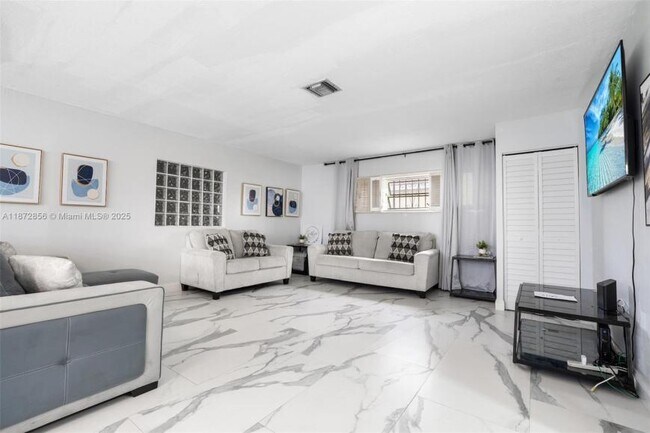 Photo - 3 bedroom in Mimai Gardens FL 33055