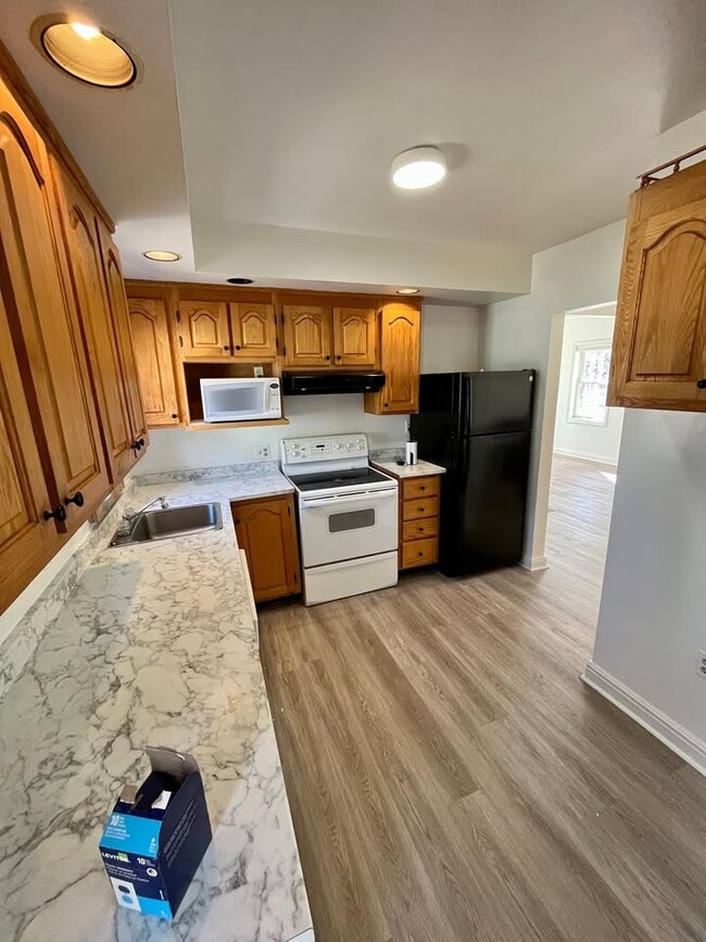 Building Photo - 329 Victoria St Unit 1