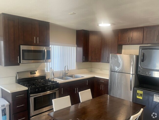 Building Photo - 1396 W 30th St Unit B Rental